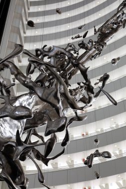 Çağdaş soyut heykel bir su damlasının anlık kaosunu tasvir ediyor.