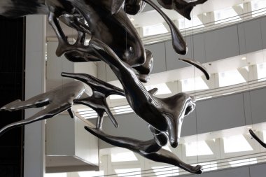 Çağdaş soyut heykel bir su damlasının anlık kaosunu tasvir ediyor.