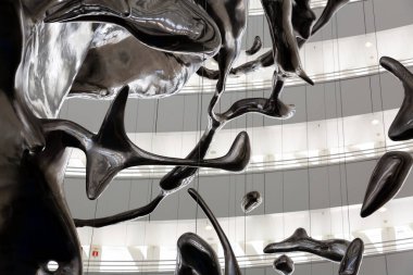 Çağdaş soyut heykel bir su damlasının anlık kaosunu tasvir ediyor.