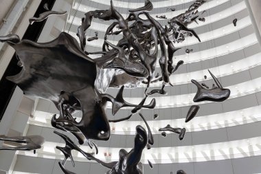 Çağdaş soyut heykel bir su damlasının anlık kaosunu tasvir ediyor.