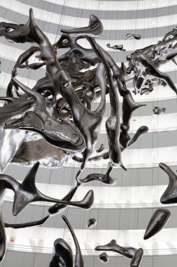 Çağdaş soyut heykel bir su damlasının anlık kaosunu tasvir ediyor.