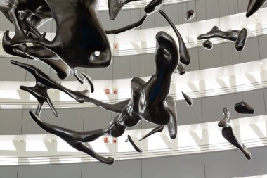 Çağdaş soyut heykel bir su damlasının anlık kaosunu tasvir ediyor.