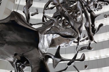 Çağdaş soyut heykel bir su damlasının anlık kaosunu tasvir ediyor.