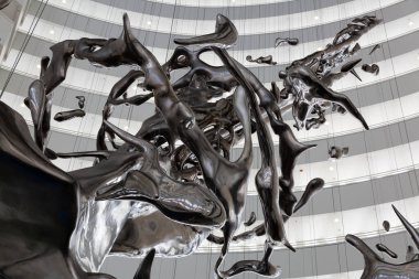 Çağdaş soyut heykel bir su damlasının anlık kaosunu tasvir ediyor.