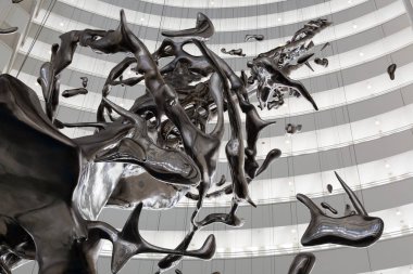 Çağdaş soyut heykel bir su damlasının anlık kaosunu tasvir ediyor.