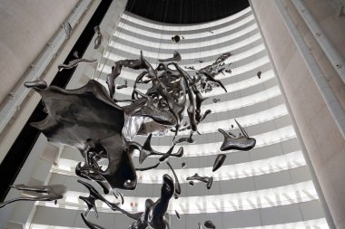 Çağdaş soyut heykel bir su damlasının anlık kaosunu tasvir ediyor.