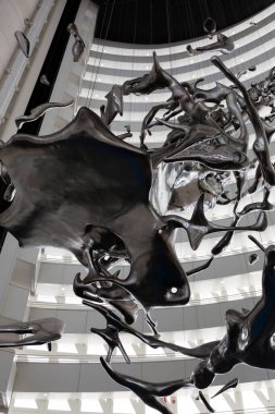 Çağdaş soyut heykel bir su damlasının anlık kaosunu tasvir ediyor.