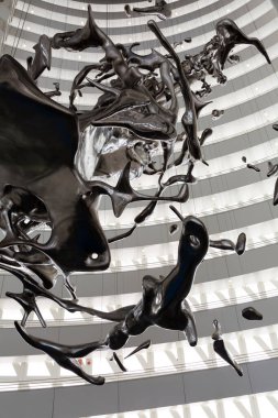 Çağdaş soyut heykel bir su damlasının anlık kaosunu tasvir ediyor.