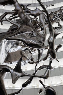 Çağdaş soyut heykel bir su damlasının anlık kaosunu tasvir ediyor.