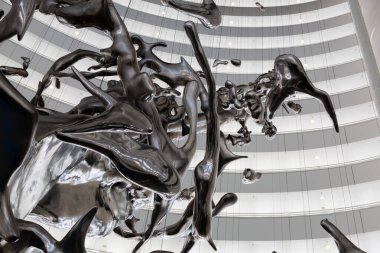 Çağdaş soyut heykel bir su damlasının anlık kaosunu tasvir ediyor.