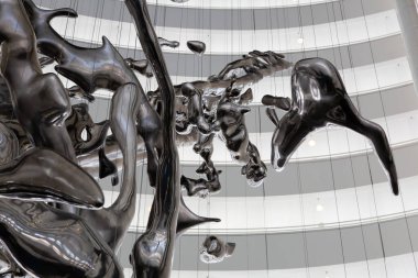 Çağdaş soyut heykel bir su damlasının anlık kaosunu tasvir ediyor.