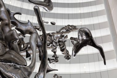 Çağdaş soyut heykel bir su damlasının anlık kaosunu tasvir ediyor.