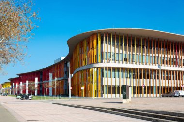 Avant-garde, renkli bina cephesi Zaragoza, İspanya 'da çağdaş tasarımın özünü yakalıyor.