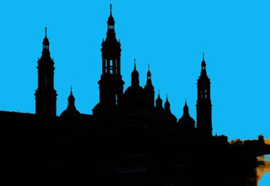 Zaragoza 'da günbatımı gökyüzüne karşı bazilika del pilar' ın çarpıcı silueti, Ebro nehrine yansıdı.