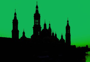 Zaragoza 'da günbatımı gökyüzüne karşı bazilika del pilar' ın çarpıcı silueti, Ebro nehrine yansıdı.