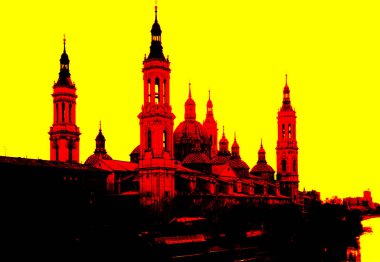 Zaragoza 'da günbatımı gökyüzüne karşı bazilika del pilar' ın çarpıcı silueti, Ebro nehrine yansıdı.