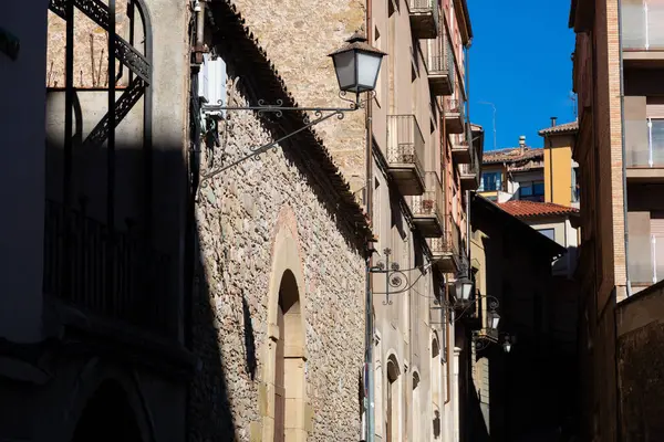 İspanya 'daki açık mavi gökyüzünün altında süslü yüzlü geleneksel binalar