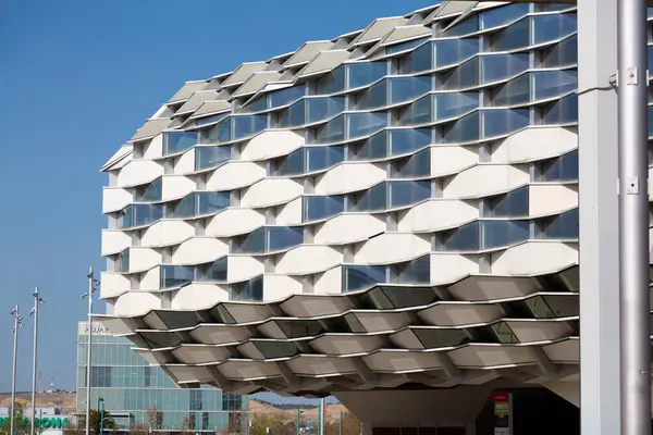 Avant-garde, renkli bina cephesi Zaragoza, İspanya 'da çağdaş tasarımın özünü yakalıyor.