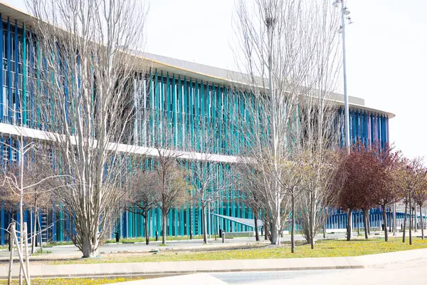 Avant-garde, renkli bina cephesi Zaragoza, İspanya 'da çağdaş tasarımın özünü yakalıyor.