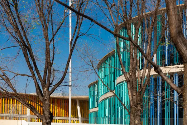 Avant-garde, renkli bina cephesi Zaragoza, İspanya 'da çağdaş tasarımın özünü yakalıyor.