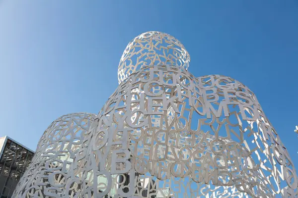 İspanyol sanatçı Jaume Plensa 'nın modern sanat kurulumu Zaragoza' da mavi gökyüzünün altında sergilendi