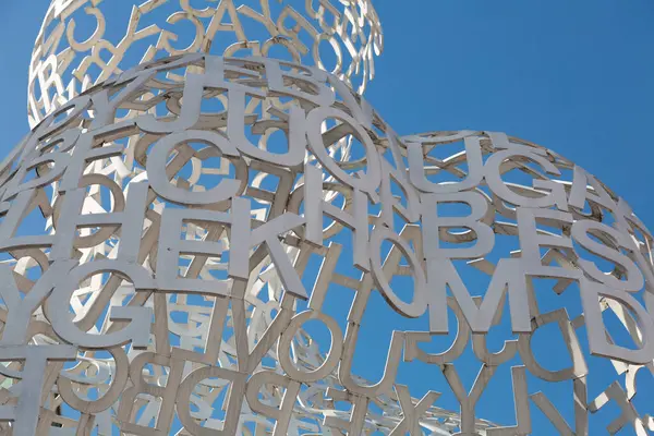 İspanyol sanatçı Jaume Plensa 'nın modern sanat kurulumu Zaragoza' da mavi gökyüzünün altında sergilendi