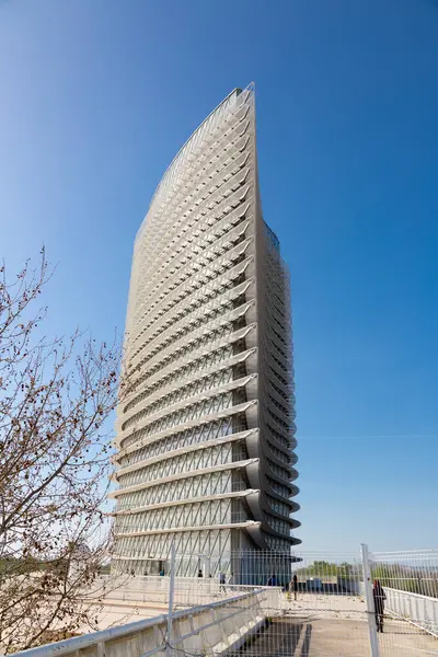 Avant-garde, renkli bina cephesi Zaragoza, İspanya 'da çağdaş tasarımın özünü yakalıyor.