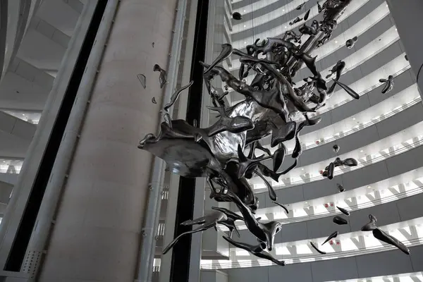 Çağdaş soyut heykel bir su damlasının anlık kaosunu tasvir ediyor.