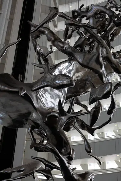 Çağdaş soyut heykel bir su damlasının anlık kaosunu tasvir ediyor.