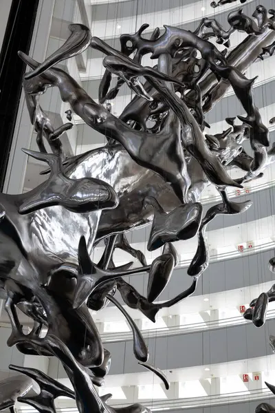 Çağdaş soyut heykel bir su damlasının anlık kaosunu tasvir ediyor.