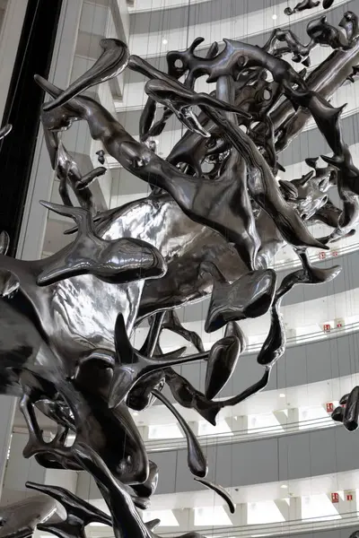 Çağdaş soyut heykel bir su damlasının anlık kaosunu tasvir ediyor.