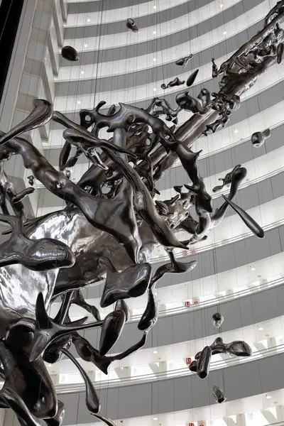 Çağdaş soyut heykel bir su damlasının anlık kaosunu tasvir ediyor.