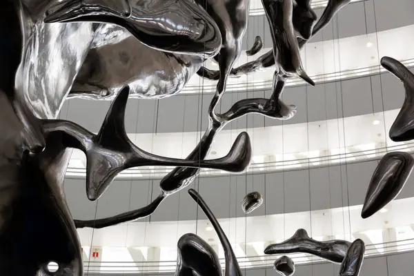 Çağdaş soyut heykel bir su damlasının anlık kaosunu tasvir ediyor.