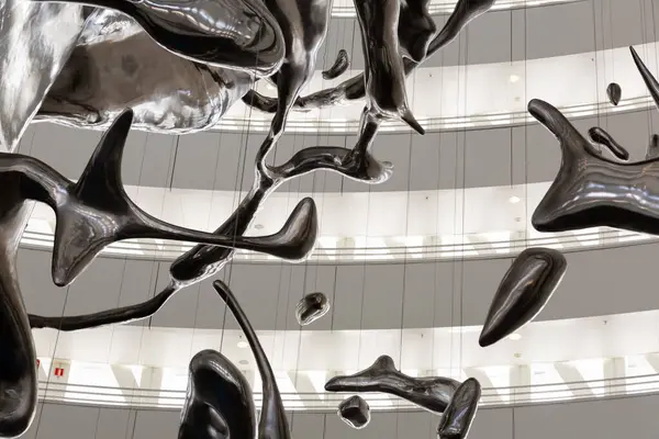 Çağdaş soyut heykel bir su damlasının anlık kaosunu tasvir ediyor.