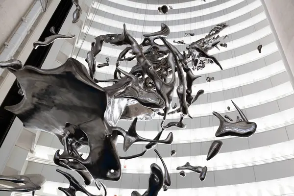 Çağdaş soyut heykel bir su damlasının anlık kaosunu tasvir ediyor.