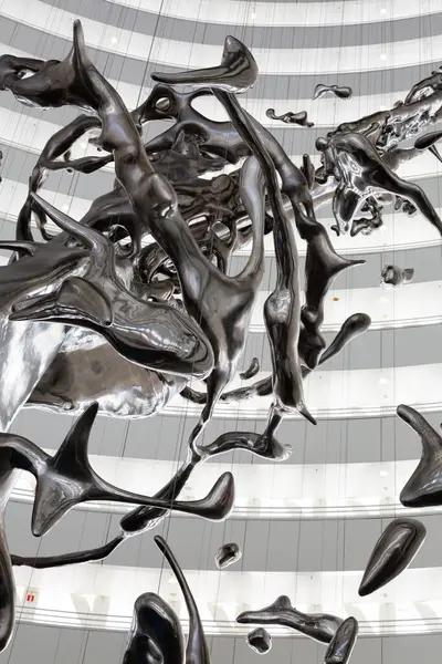 Çağdaş soyut heykel bir su damlasının anlık kaosunu tasvir ediyor.