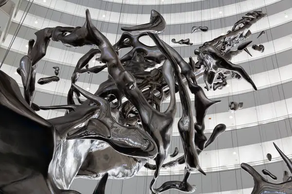 Çağdaş soyut heykel bir su damlasının anlık kaosunu tasvir ediyor.