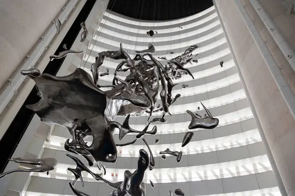 Çağdaş soyut heykel bir su damlasının anlık kaosunu tasvir ediyor.