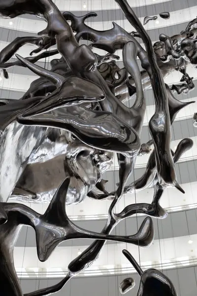 Çağdaş soyut heykel bir su damlasının anlık kaosunu tasvir ediyor.