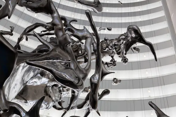 Çağdaş soyut heykel bir su damlasının anlık kaosunu tasvir ediyor.