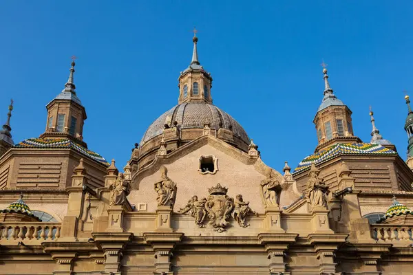 Zaragoza 'da günbatımı gökyüzüne karşı bazilika del pilar' ın çarpıcı silueti, Ebro nehrine yansıdı.
