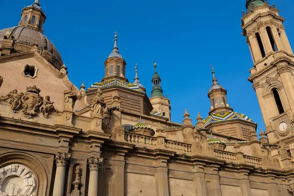 Zaragoza 'da günbatımı gökyüzüne karşı bazilika del pilar' ın çarpıcı silueti, Ebro nehrine yansıdı.