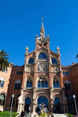 Karmaşık oymalar, heykeller ve dini bir sahneyi tasvir eden bir mozaiğin yer aldığı tarihi bir binanın süslemesi.