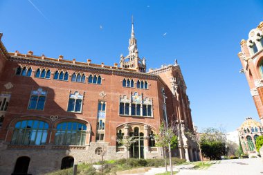 Karmaşık oymalar, heykeller ve dini bir sahneyi tasvir eden bir mozaiğin yer aldığı tarihi bir binanın süslemesi.