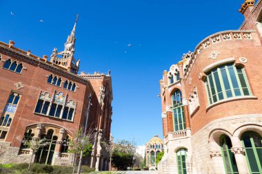 Karmaşık oymalar, heykeller ve dini bir sahneyi tasvir eden bir mozaiğin yer aldığı tarihi bir binanın süslemesi.