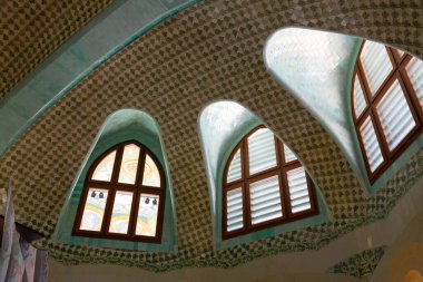 Karmaşık oymalar, heykeller ve dini bir sahneyi tasvir eden bir mozaiğin yer aldığı tarihi bir binanın süslemesi.