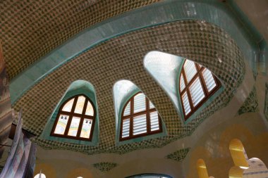 Karmaşık oymalar, heykeller ve dini bir sahneyi tasvir eden bir mozaiğin yer aldığı tarihi bir binanın süslemesi.