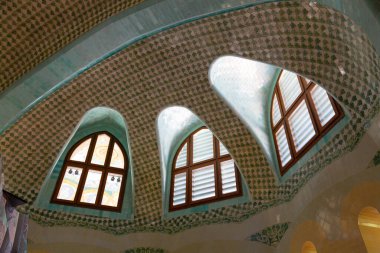 Karmaşık oymalar, heykeller ve dini bir sahneyi tasvir eden bir mozaiğin yer aldığı tarihi bir binanın süslemesi.