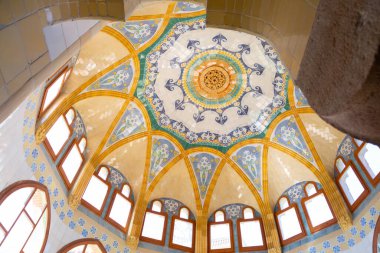 Karmaşık oymalar, heykeller ve dini bir sahneyi tasvir eden bir mozaiğin yer aldığı tarihi bir binanın süslemesi.