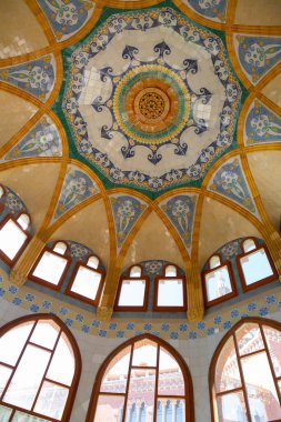 Karmaşık oymalar, heykeller ve dini bir sahneyi tasvir eden bir mozaiğin yer aldığı tarihi bir binanın süslemesi.